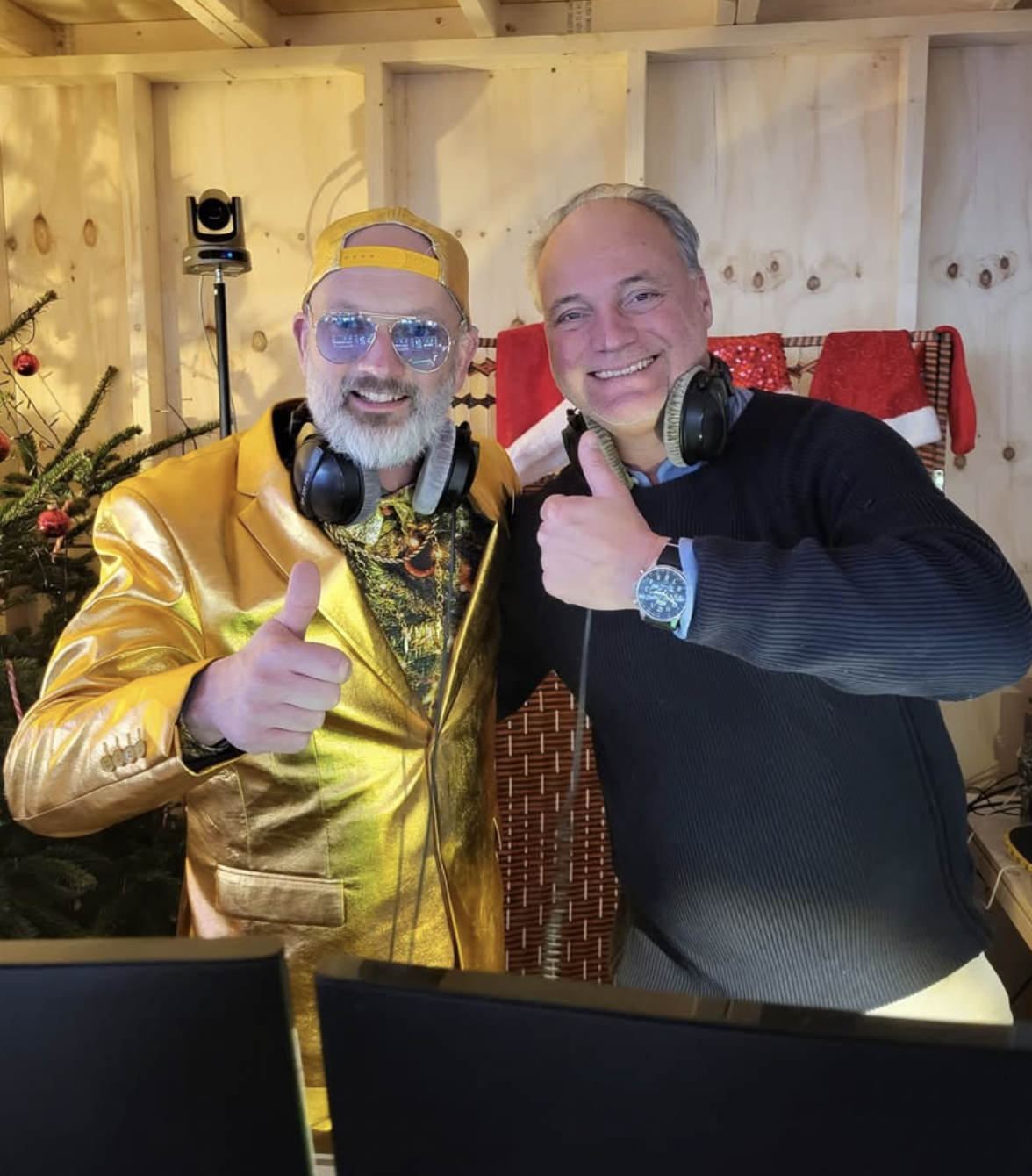 Twee dj's steken hun duim op in de studio