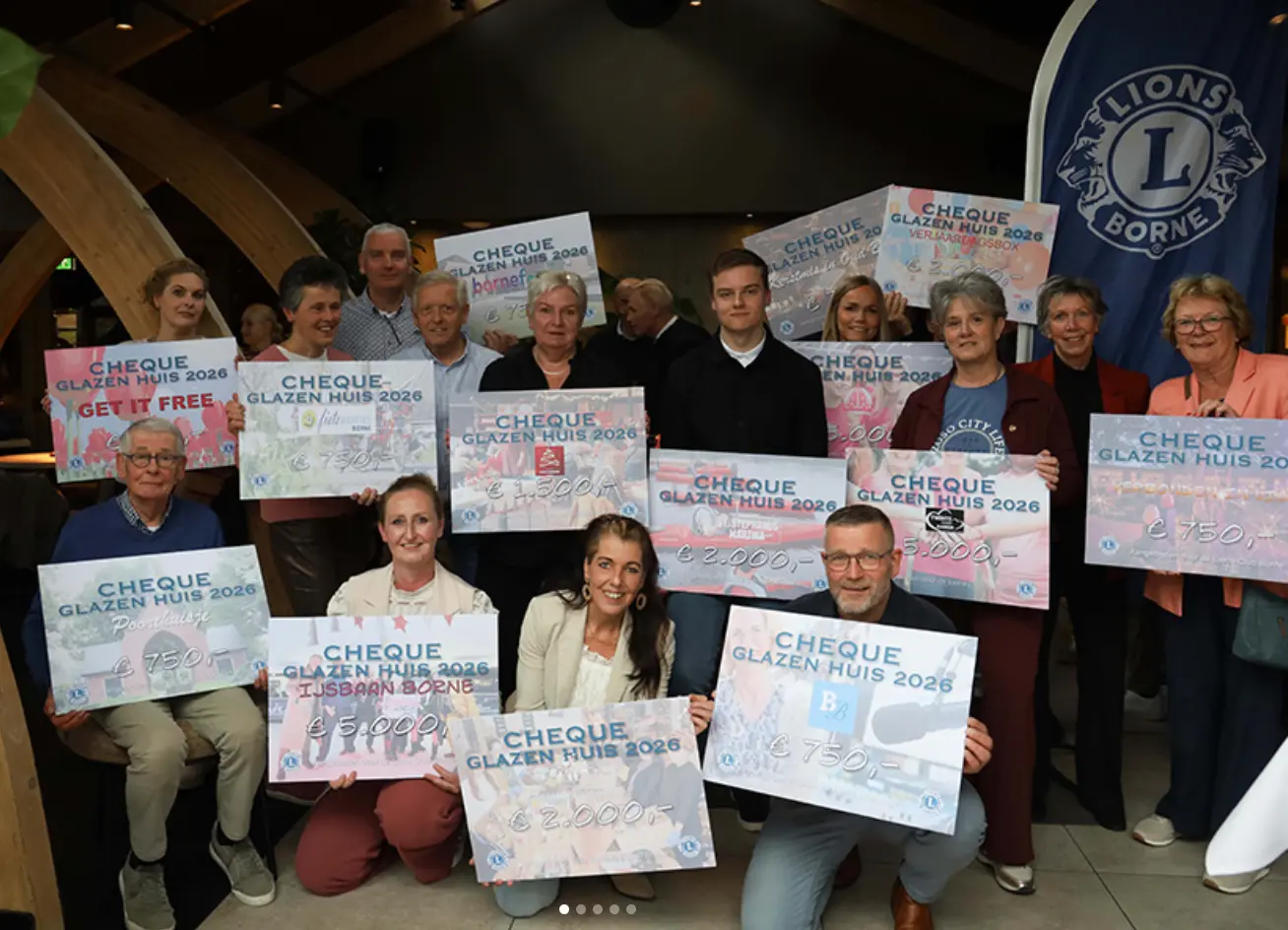 Uitreiking van de cheques van het Glazen Huis met Lions Borne