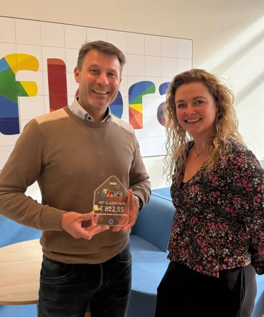 Flora ontvangt een glazen award van het Glazen Huis