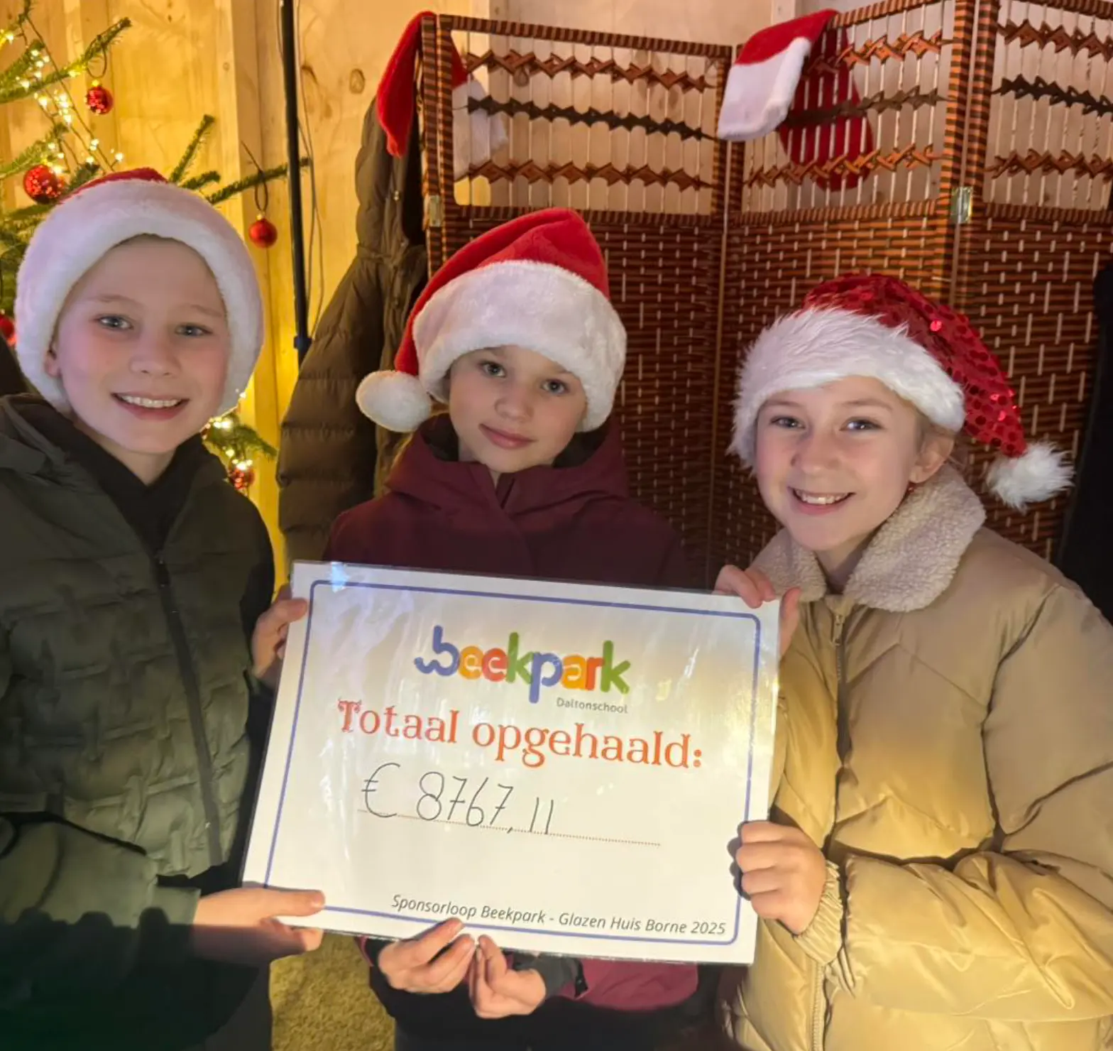 Kinderen van Beekpark met de opbrengst van hun sponsorloop